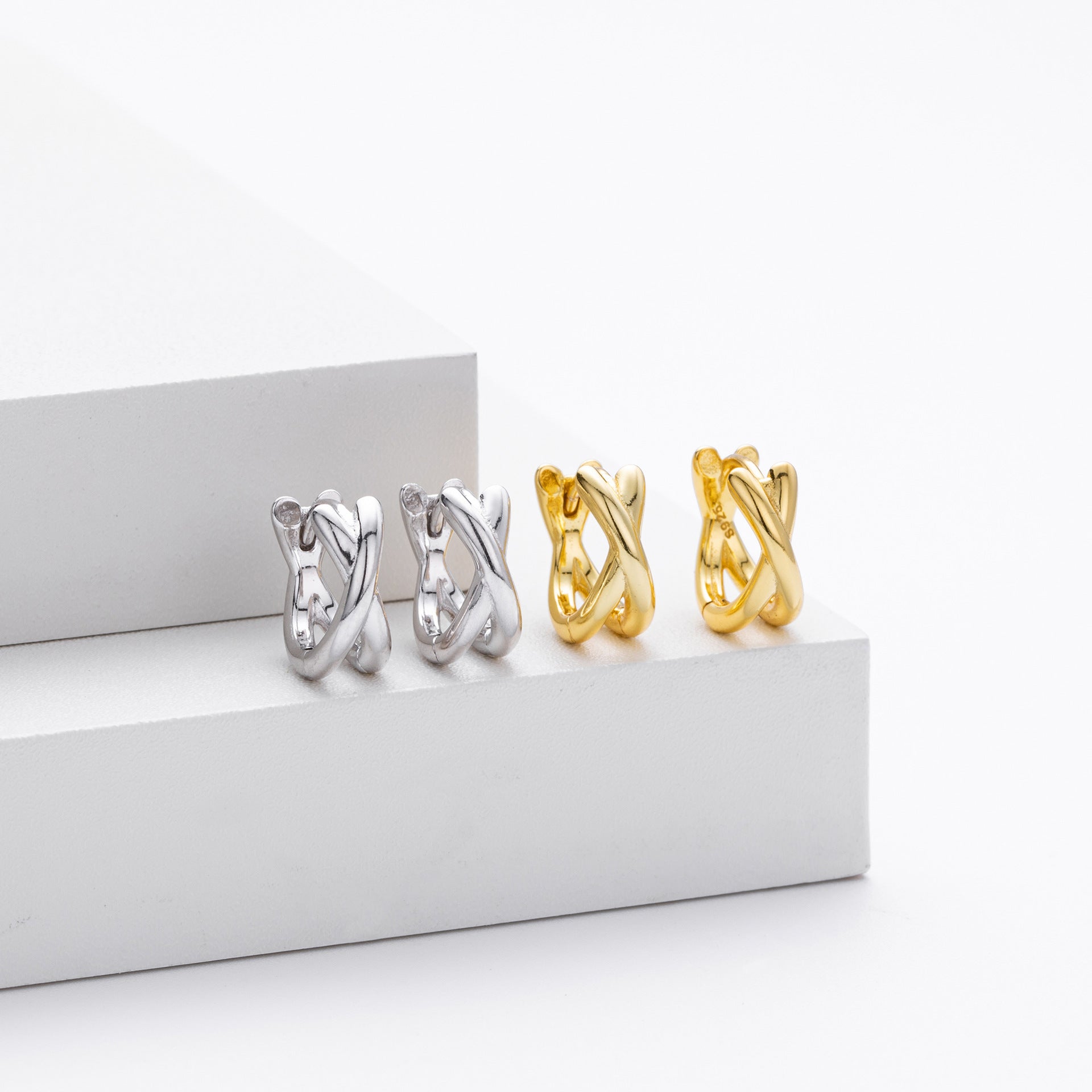 Damen Creolen Ohrhänger mit zeitgemäßem X-Design aus 925 Sterlingsilber Shop Nory
