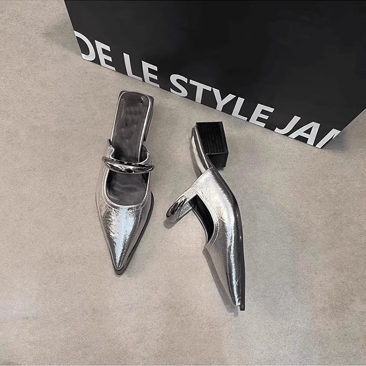 Damen Spitz zulaufende Mule-Pumps mit sculpted Blockabsatz und dekorativer Gliederkette Shop Nory