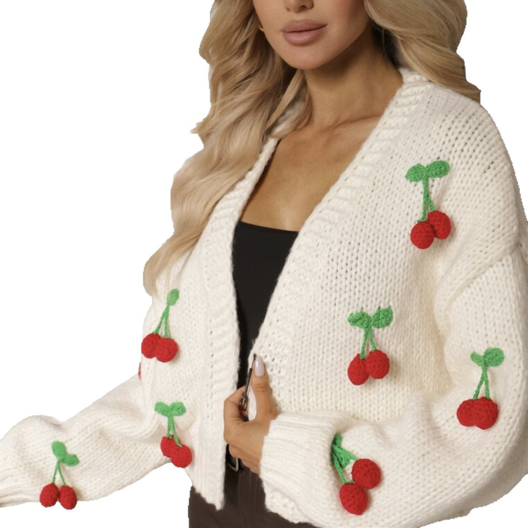 Damen Kurzcardigan aus grobem Strick mit gehäkelten Kirschen-Applikationen und V-Ausschnitt Shop Nory