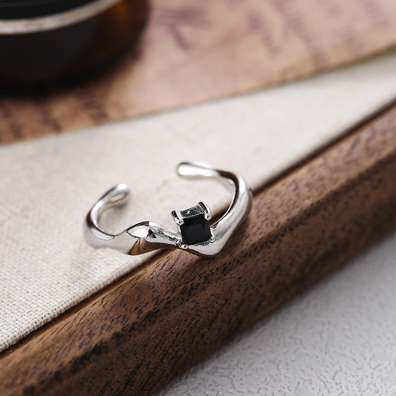 Damen Offener Ring mit wellenförmigem Design und edlem schwarzem Stein Shop Nory