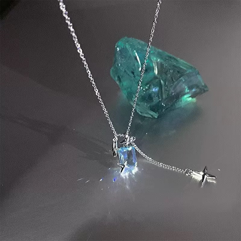 Damen Edelsteinkette mit elegantem Flugzeuganhänger und filigraner Gliederung Shop Nory