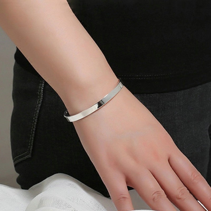 Damen Offener Armreif aus hochwertigem Edelstahl mit minimalistischer Struktur Shop Nory