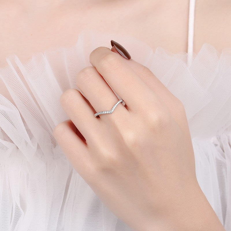 Damen eleganter V-förmiger Ring mit funkelnden Zirkonia Shop Nory