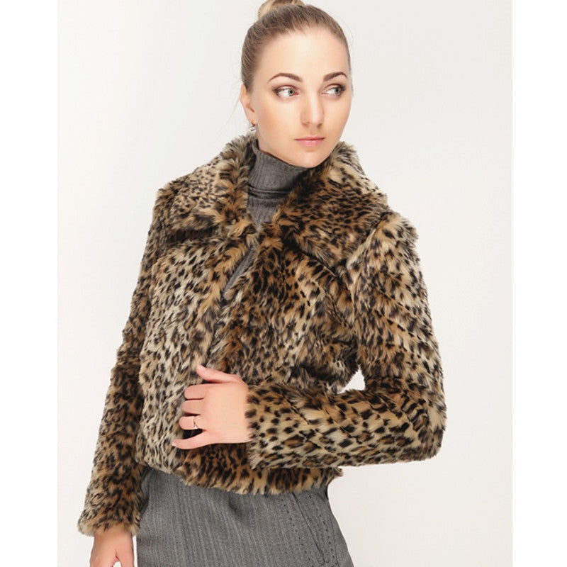 Damen Kurzjacke aus Kunstpelz mit tailliertem Schnitt, Umlegekragen und verdeckter Verschlussleiste Shop Nory