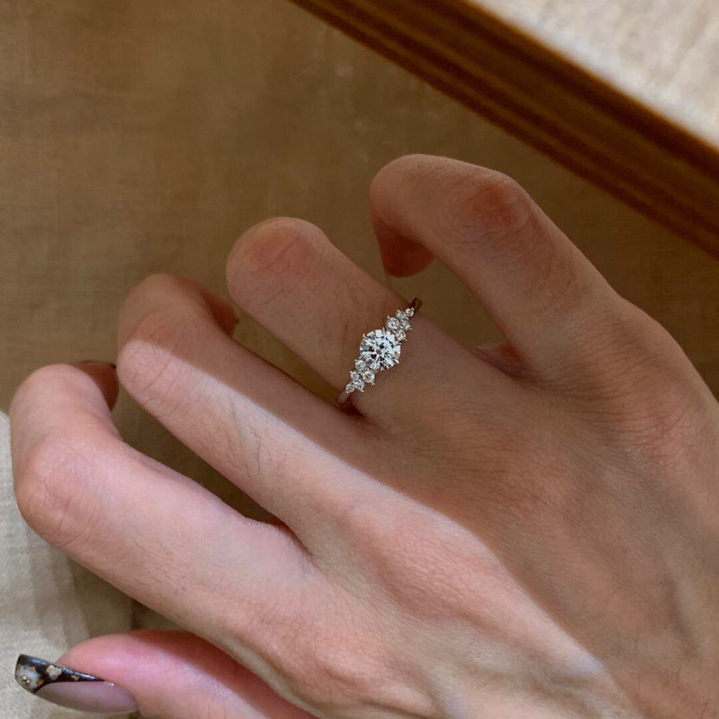 Damen Schmuckring mit filigranem Design und funkelnden Zirkonia Shop Nory