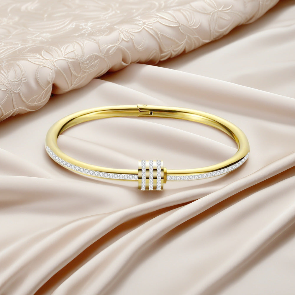 Damen Armreif mit funkelndem Zirkon-Besatz und elegantem Design Shop Nory