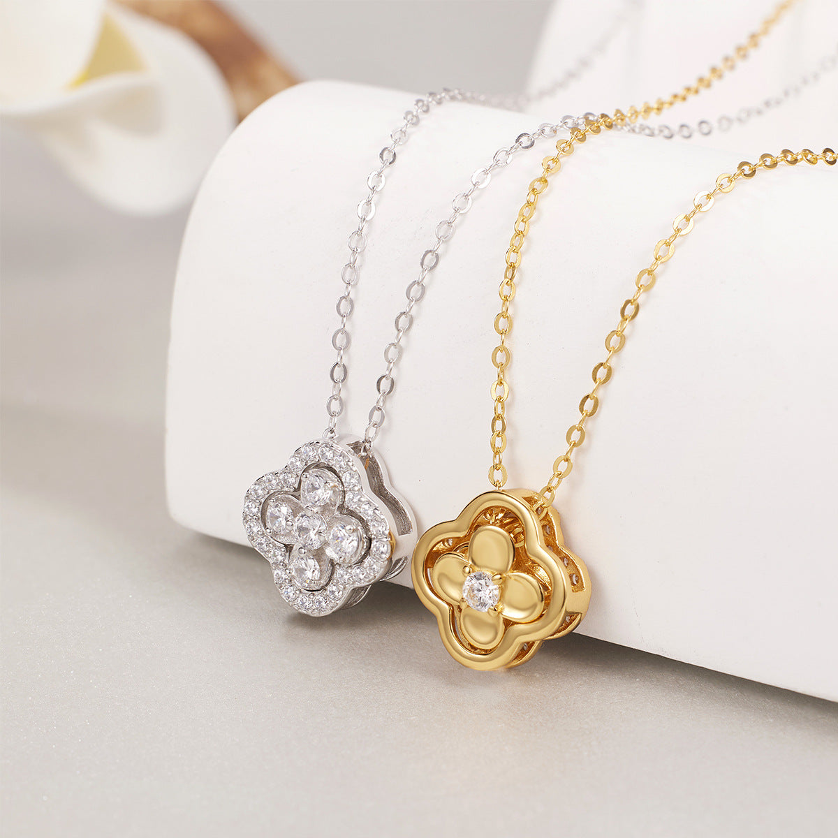 Damen Halskette mit floralem Anhänger und funkelnden Zirkonia Shop Nory