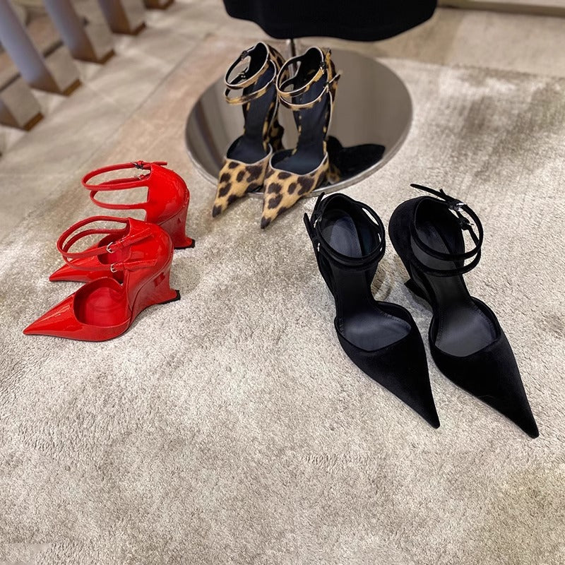 Damen Spitz zulaufende Lackpumps im Mary-Jane‑Stil mit doppeltem Knöchelriemen und sculpted Kittenabsatz Shop Nory