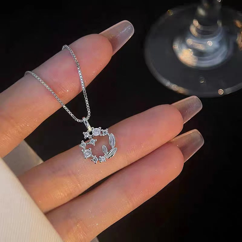 Damen Halskette mit filigranem, blütenförmigem Anhänger und funkelnden Zirkonia Shop Nory