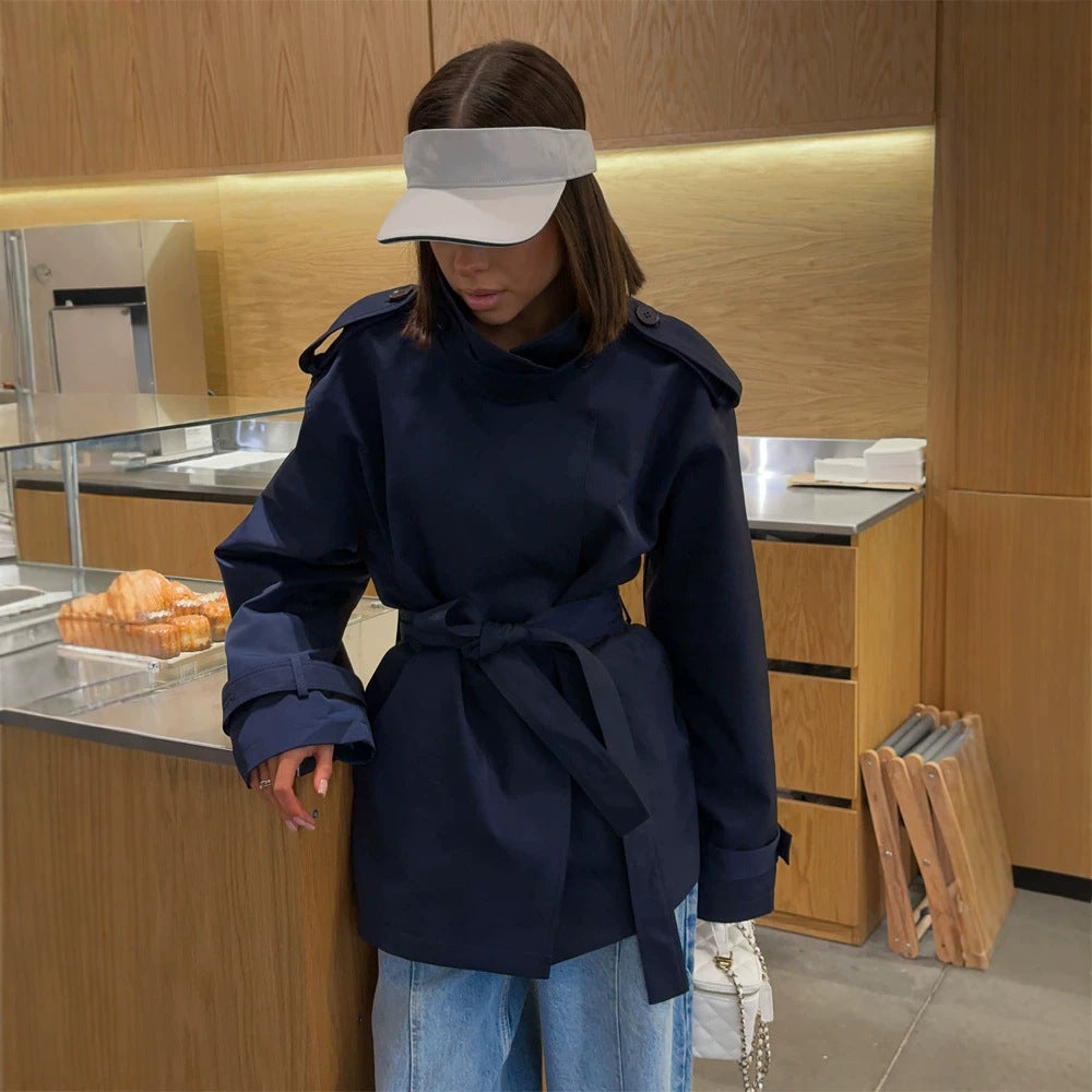 Damen Kurztrenchcoat mit Bindegürtel, hohem Stehkragen und Schulterklappen Shop Nory