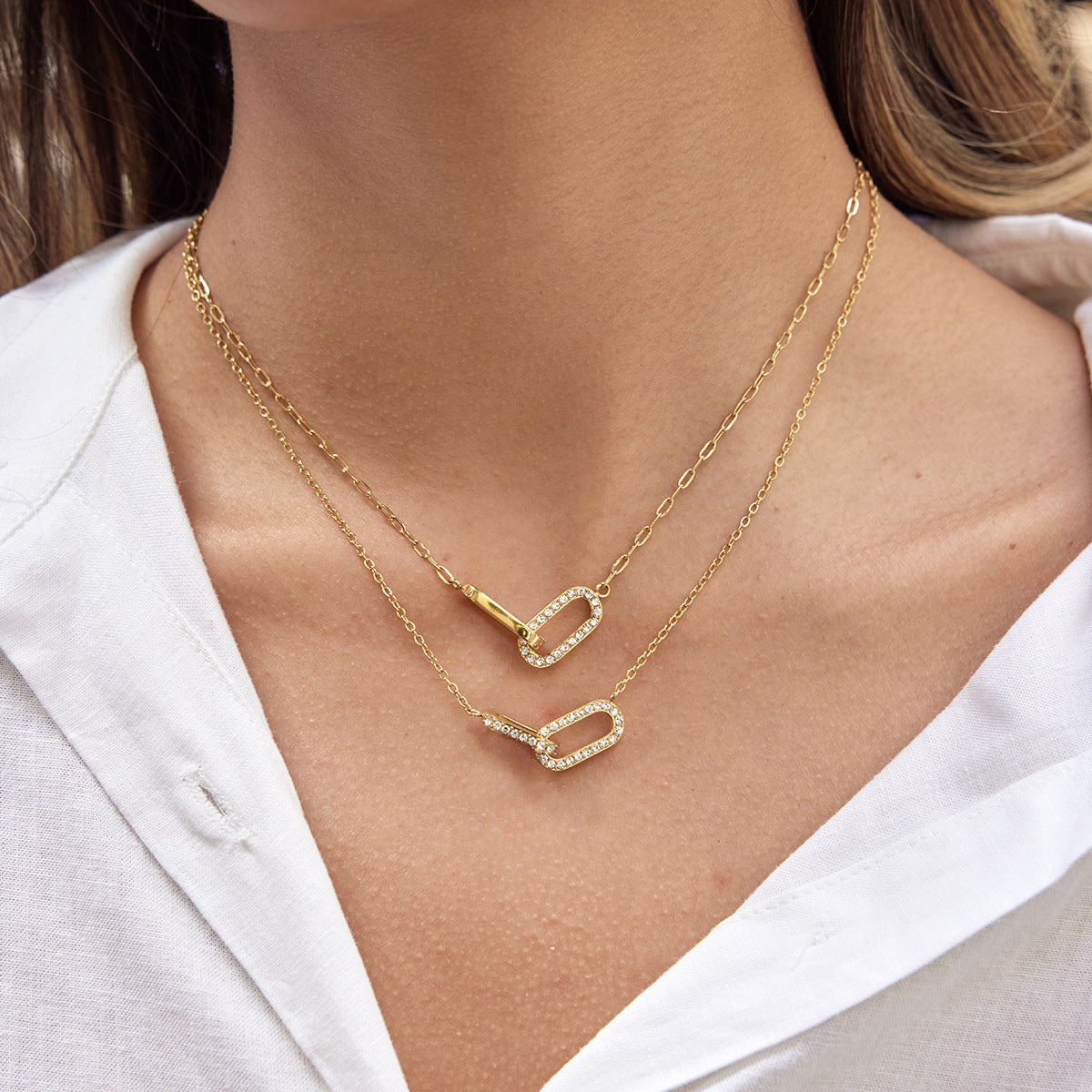 Damen Halskette mit elegantem V-Design und funkelnden Zirkonia-Akzenten Shop Nory