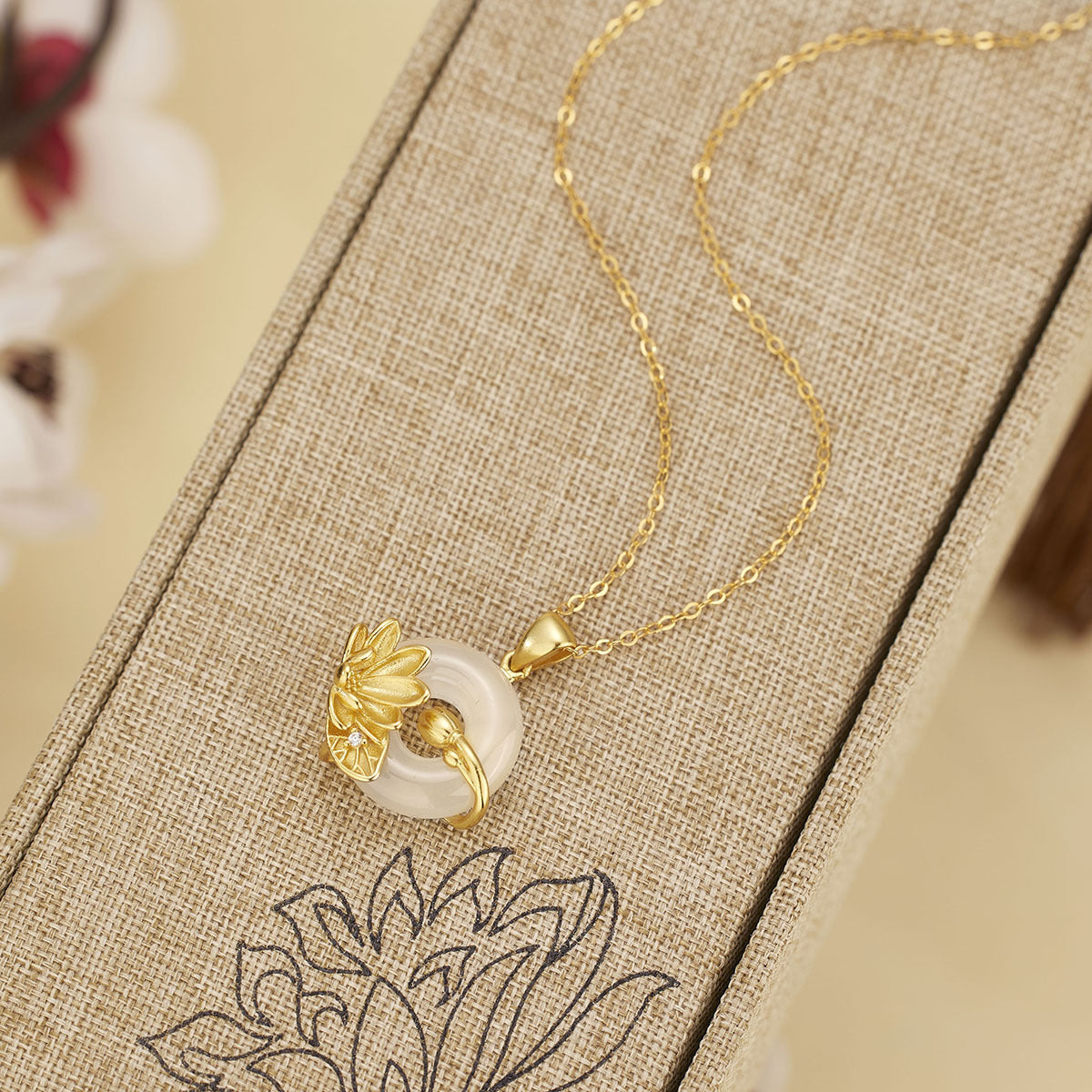 Damen Halskette mit kunstvollem Lotus-Anhänger und filigranem Silberdesign Shop Nory