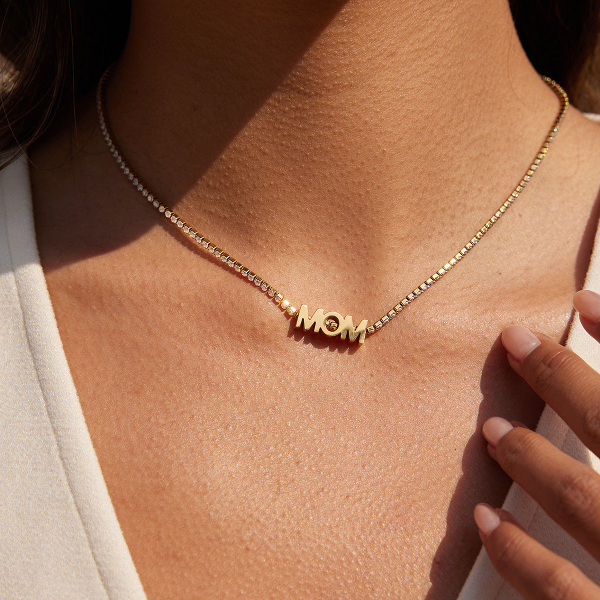 Damen Halskette mit funkelndem "MOM"-Anhänger und verstellbarer Edelstahlkette Shop Nory