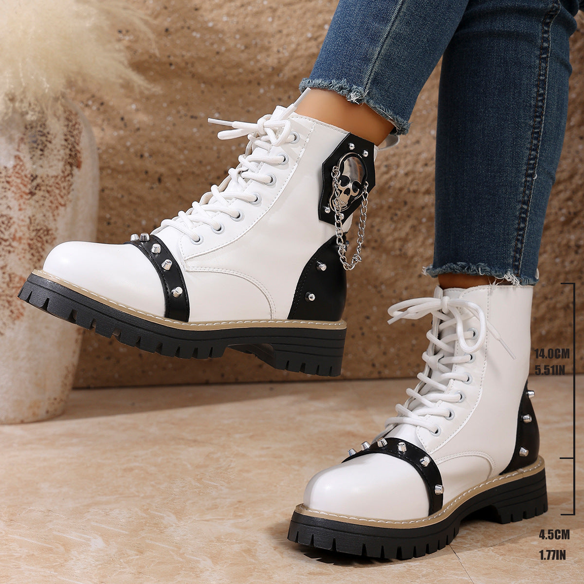 Damen modische Schnürstiefel mit dekorativen Nieten und Kettenanhänger