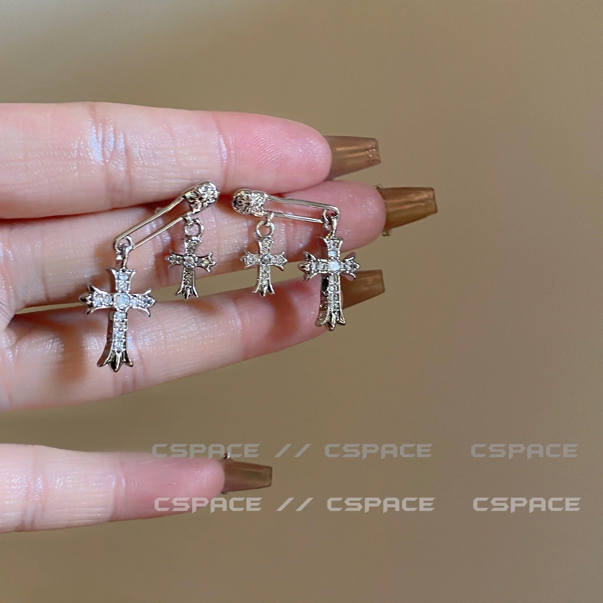 Damen Ohrstecker mit funkelndem Kreuzdesign und elegantem Anhänger Shop Nory
