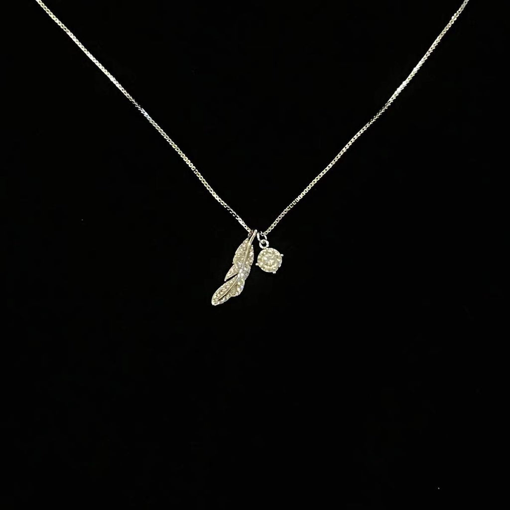 Damen Halskette mit filigranem Federmotiv und zartem Kristallanhänger Shop Nory