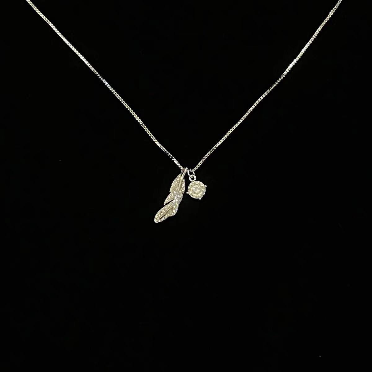 Damen Halskette mit filigranem Federmotiv und zartem Kristallanhänger Shop Nory