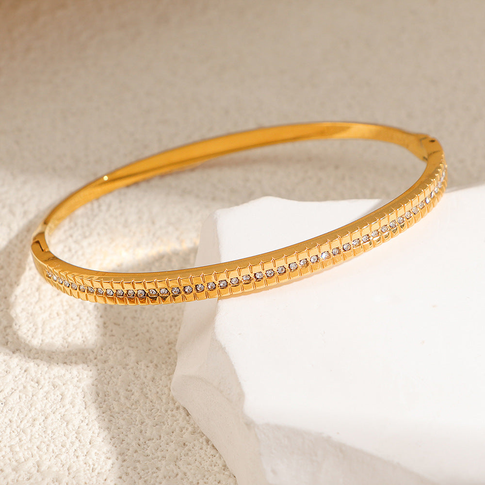 Damen Armreif mit funkelnden Zirkonia und strukturiertem Design Shop Nory