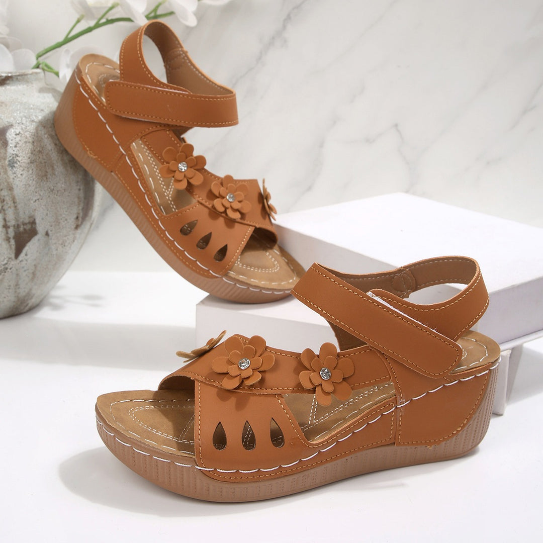 Damen Komfort-Wedgesandalen mit verstellbarem Klettverschluss und Blütenapplikation Shop Nory