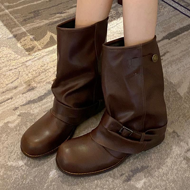 Damen Slouch‑Bikerstiefel mit gerafftem Schaft, Zierschnalle und flachem Profilabsatz Shop Nory