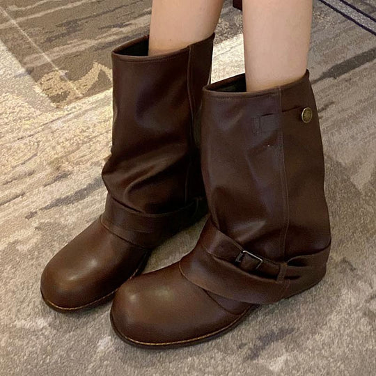 Damen Slouch‑Bikerstiefel mit gerafftem Schaft, Zierschnalle und flachem Profilabsatz Shop Nory