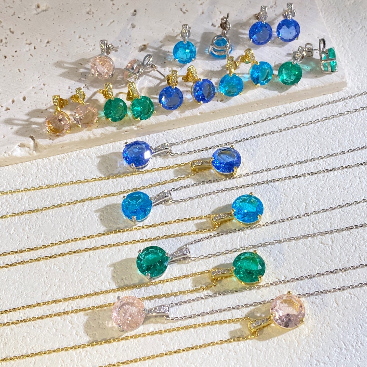 Rund facettiertes Zirkonia-Pendeln Necklace und Ohrstecker-Set mit vergoldeter Krappenfassung und Pavé-Bail