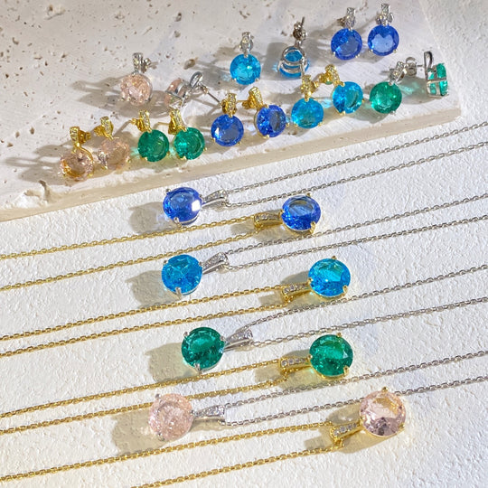 Rund facettiertes Zirkonia-Pendeln Necklace und Ohrstecker-Set mit vergoldeter Krappenfassung und Pavé-Bail