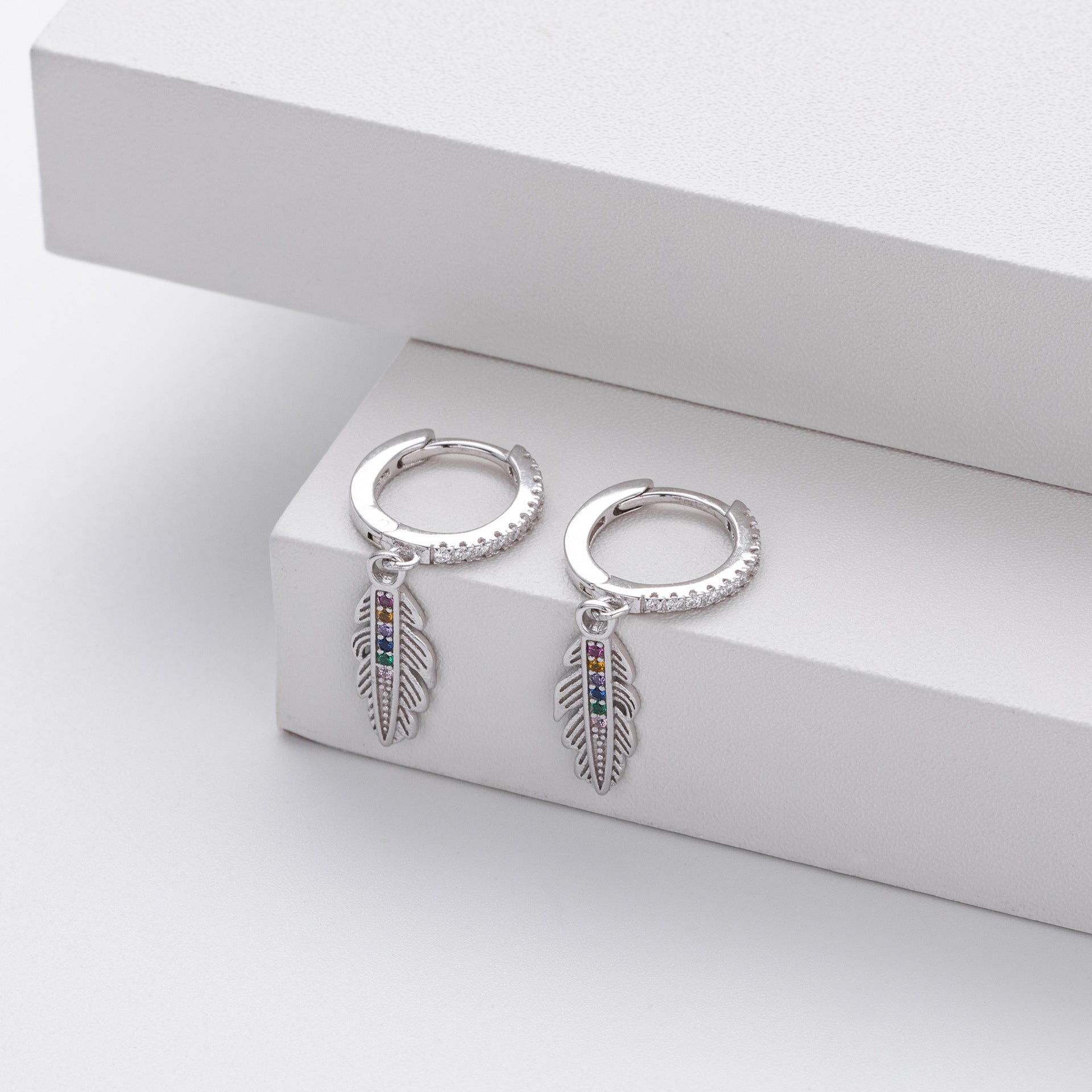 Damen Ohrhänger mit filigranem Federmotiv aus hochwertigem 925 Sterling Silber Shop Nory