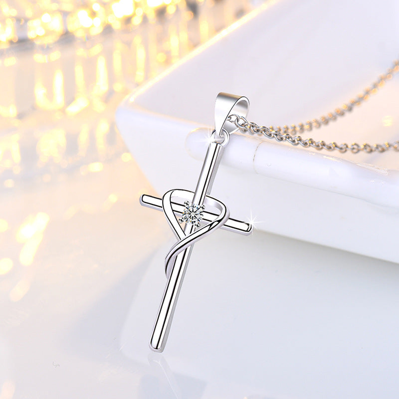 Damen Halskette mit kunstvollem Herz-Kreuz-Anhänger und funkelndem Zirkonia Shop Nory