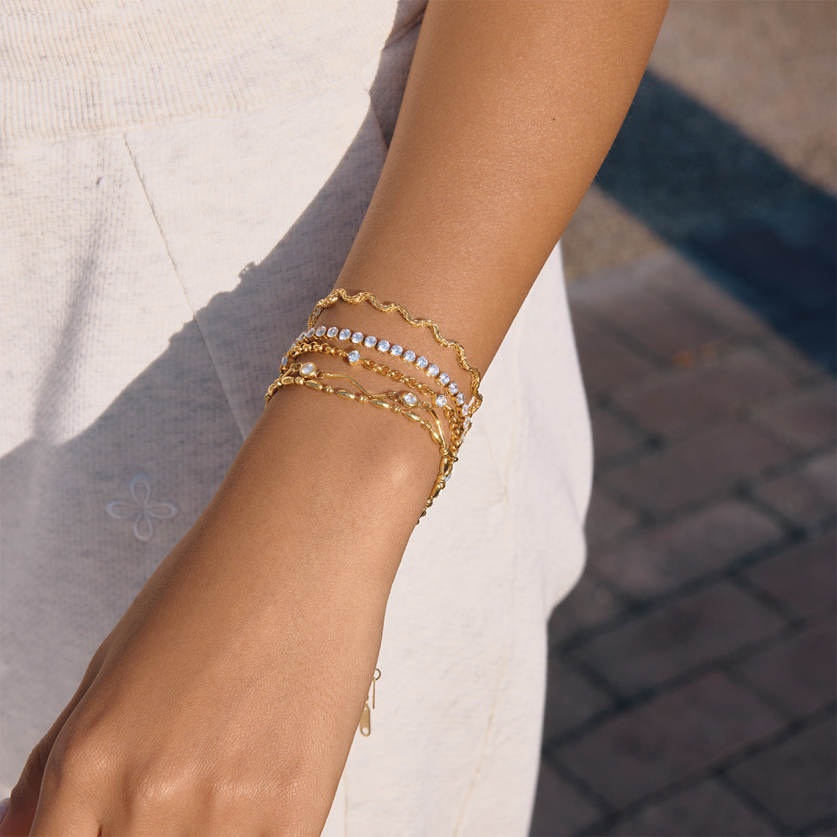 Damen elegantes Armband mit hypoallergenem Edelstahl und funkelnden Kristallakzenten Shop Nory