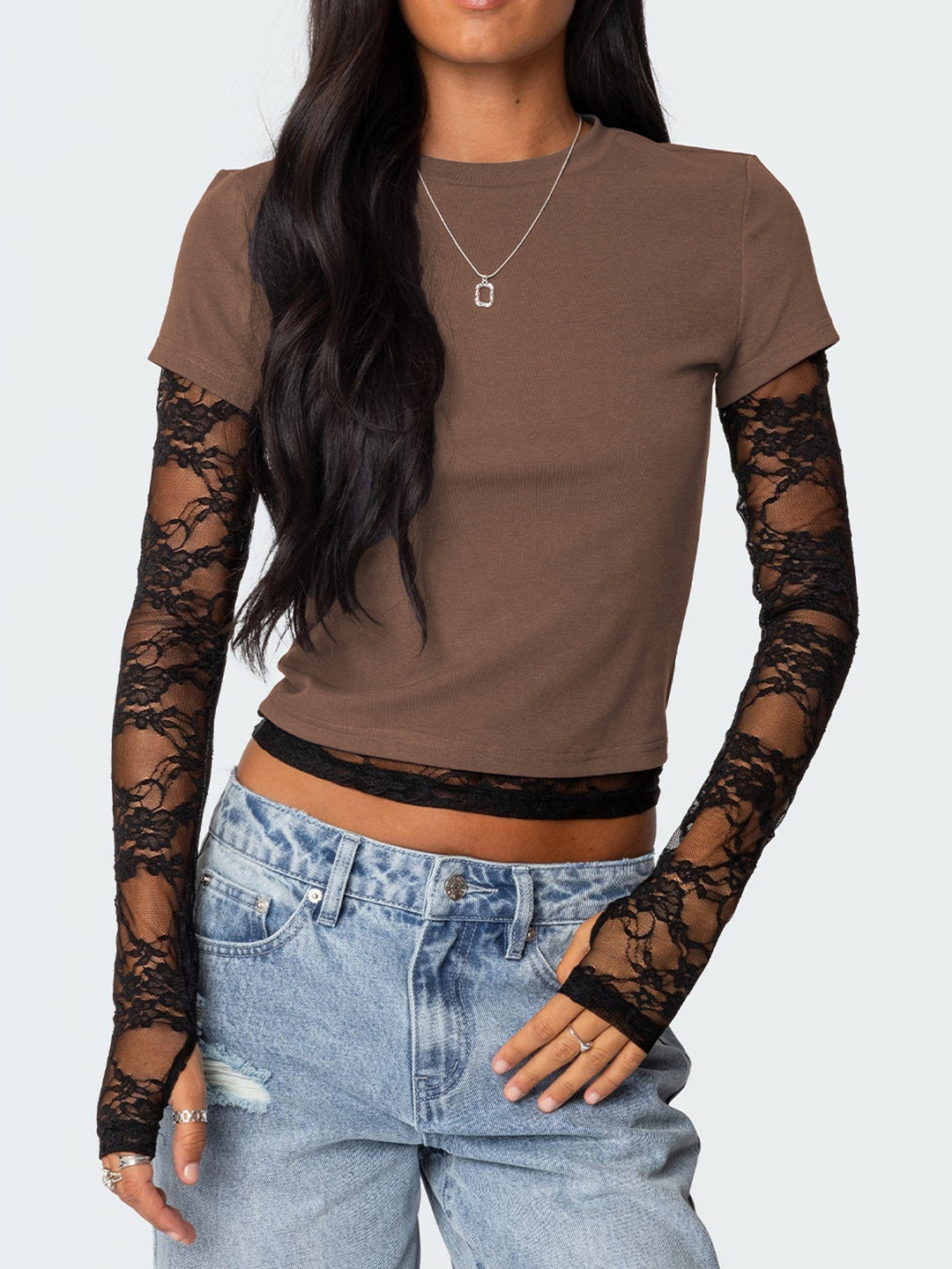Damen Kurzgeschnittenes T‑Shirt mit transparenten Spitzenärmeln Shop Nory
