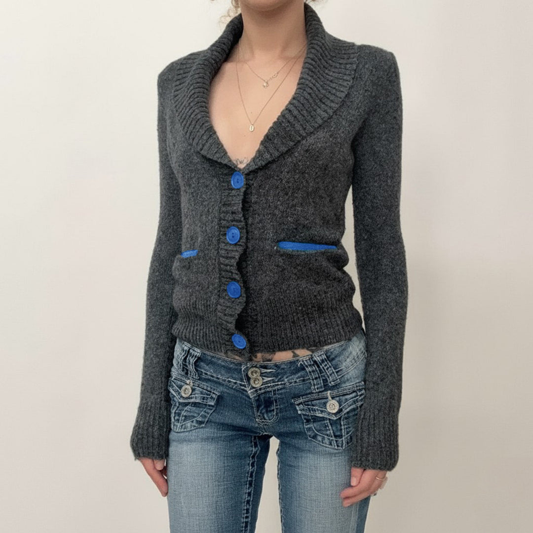 Damen nan kurze Strickjacke mit Schalkragen, Zierknopfleiste und kontrastierenden Taschenpaspeln Shop Nory