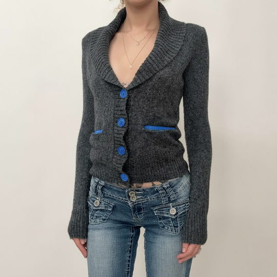 Damen nan kurze Strickjacke mit Schalkragen, Zierknopfleiste und kontrastierenden Taschenpaspeln Shop Nory