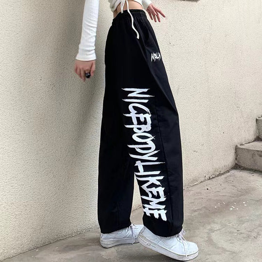 Damen nan locker geschnittene Wide‑Leg Jogginghose mit hohem Bund und markantem Seitenschriftzug Shop Nory