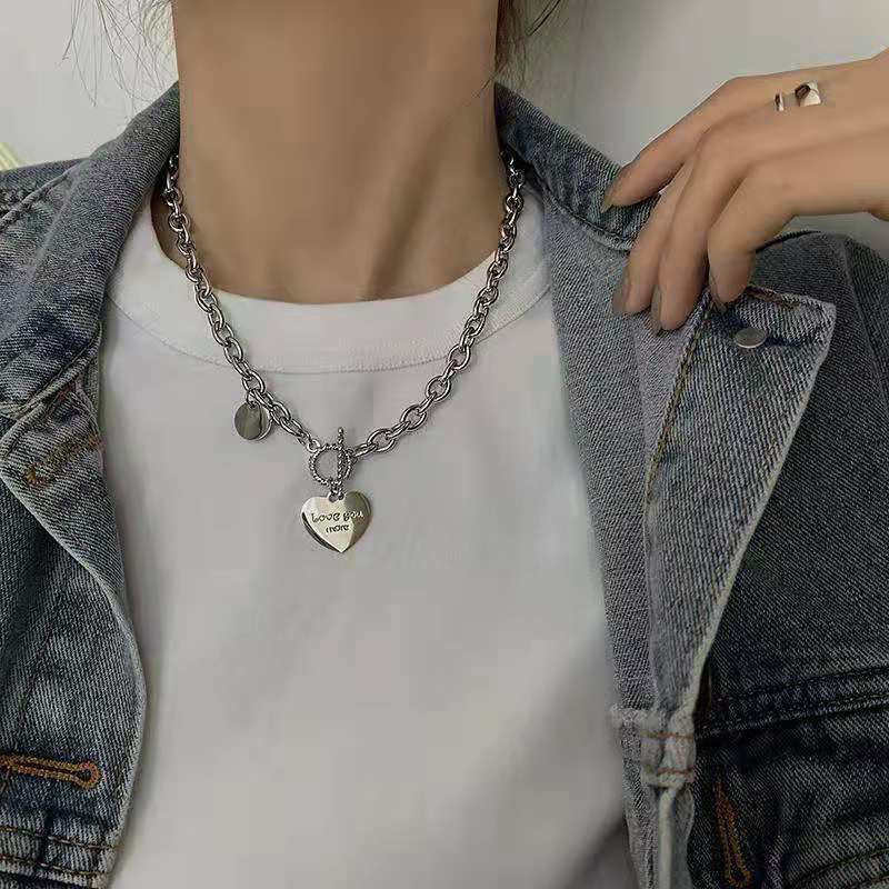 Damen Halskette mit graviertem Herzanhänger und eleganten Links Shop Nory
