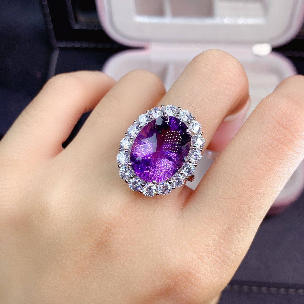 Damen glamouröser Schmuckring mit ovalem Amethyst und strahlenden Zirkonia Shop Nory