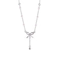 Damen Kette mit zartem Schleifenanhänger und eleganten Perlendetails Shop Nory