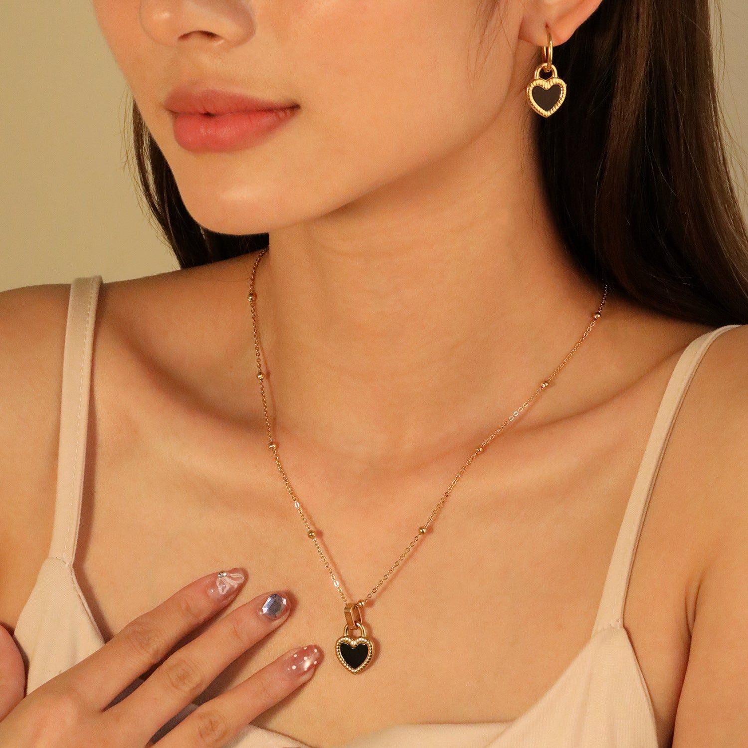 Damen Schmuckset mit Herzanhängern und funkelnden Ohrsteckern Shop Nory
