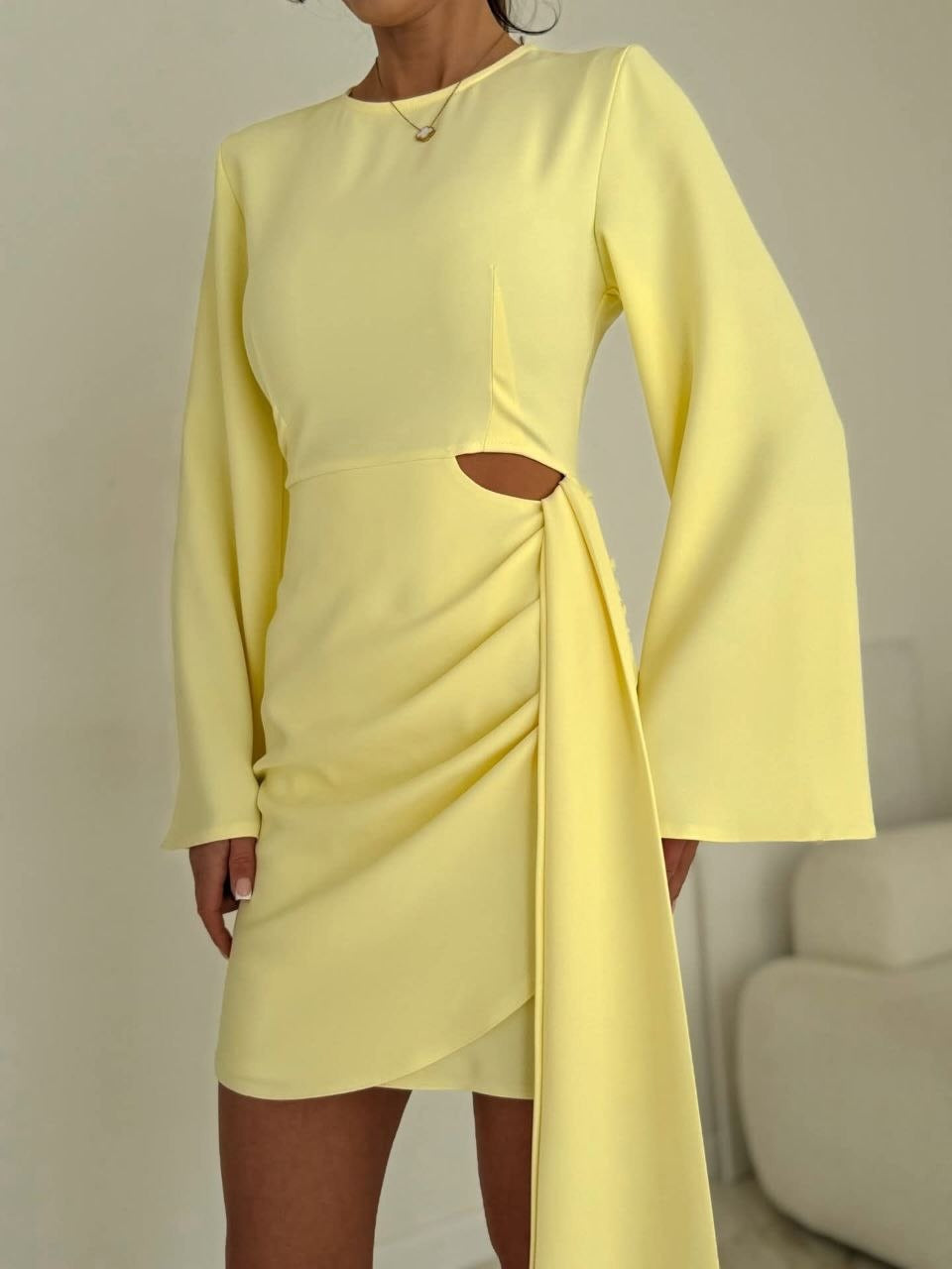 Damen Elegantes Wickel‑Minikleid mit seitlicher Tailleöffnung, weiten Trompetenärmeln und drapierter Taillenpartie Shop Nory