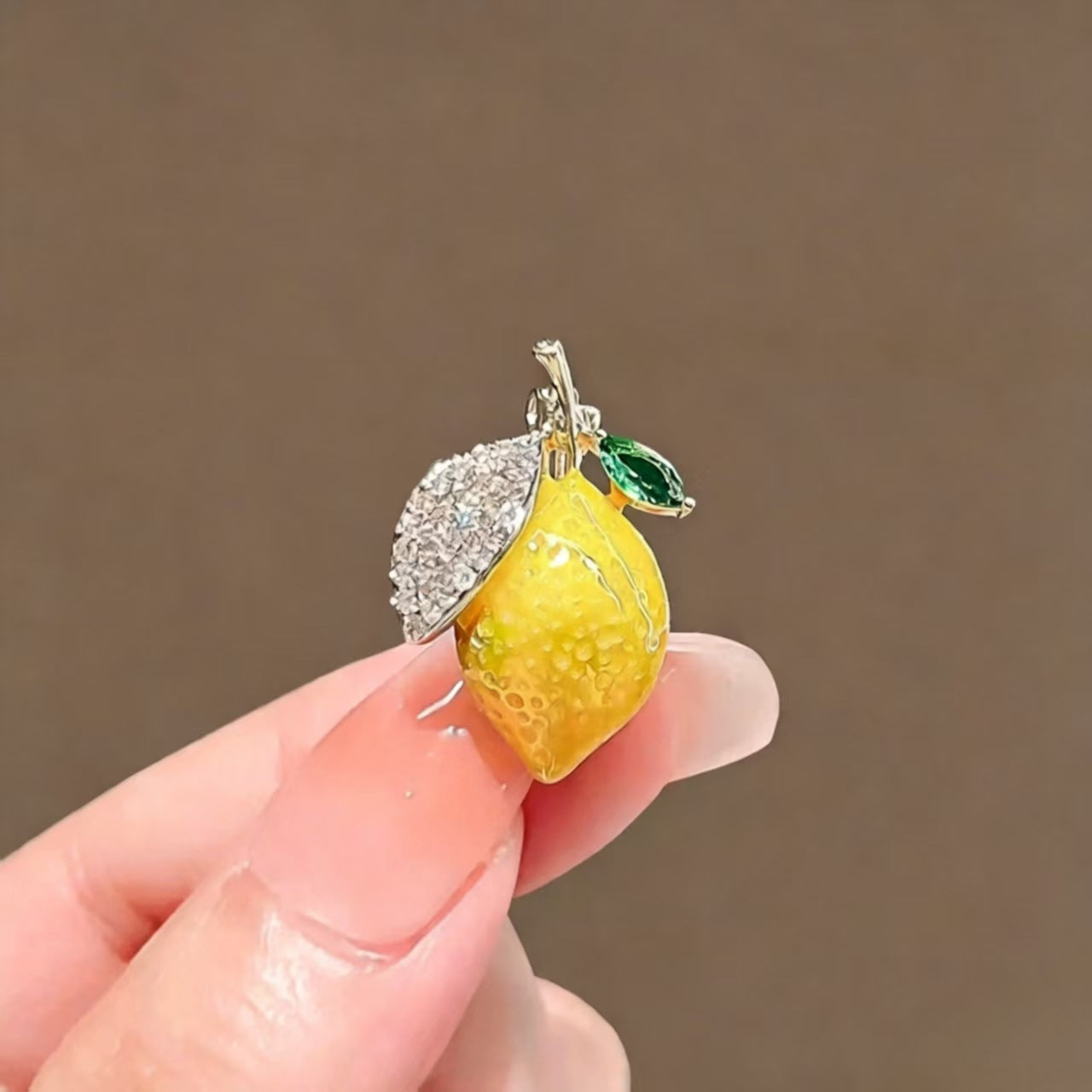 Filigrane Emaillierte Ahornblatt-Brosche mit Zirkonia
