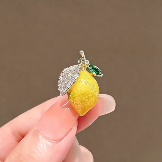 Filigrane Emaillierte Ahornblatt-Brosche mit Zirkonia
