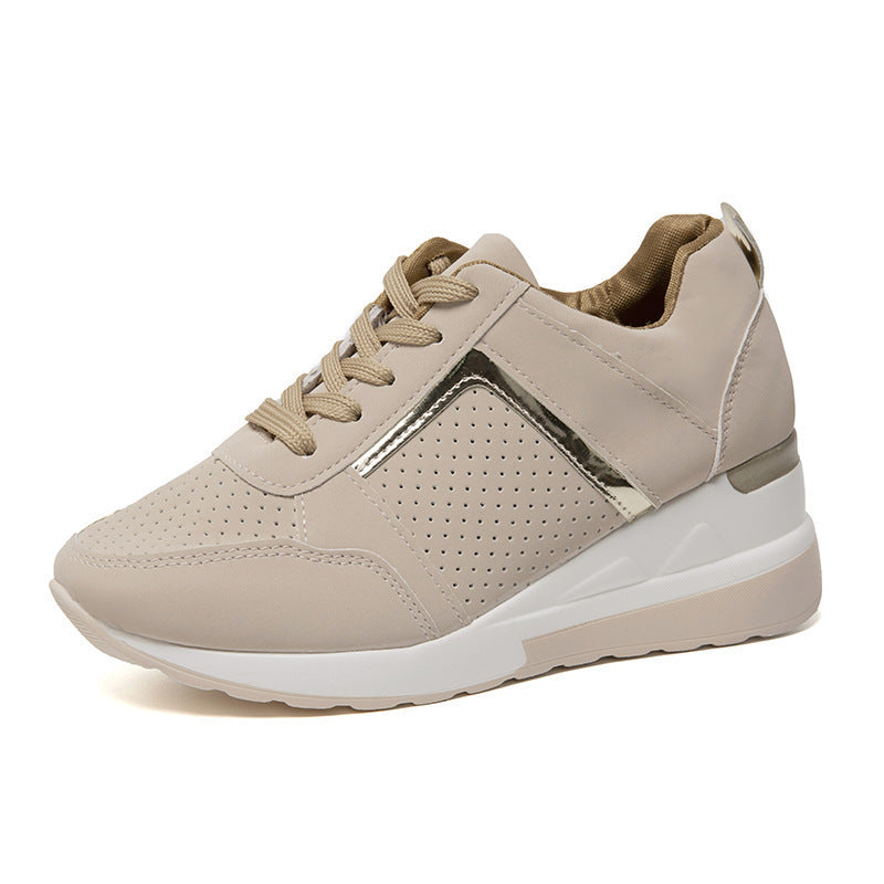 Damen Keil-Sneaker mit perforiertem Obermaterial, gepolstertem Fußbett und dezentem Metallic-Detail Shop Nory