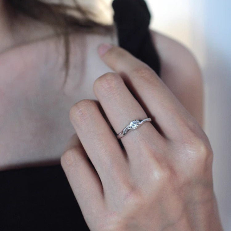 Damen zierlicher und geschwungener Ring mit funkelndem Stein Shop Nory