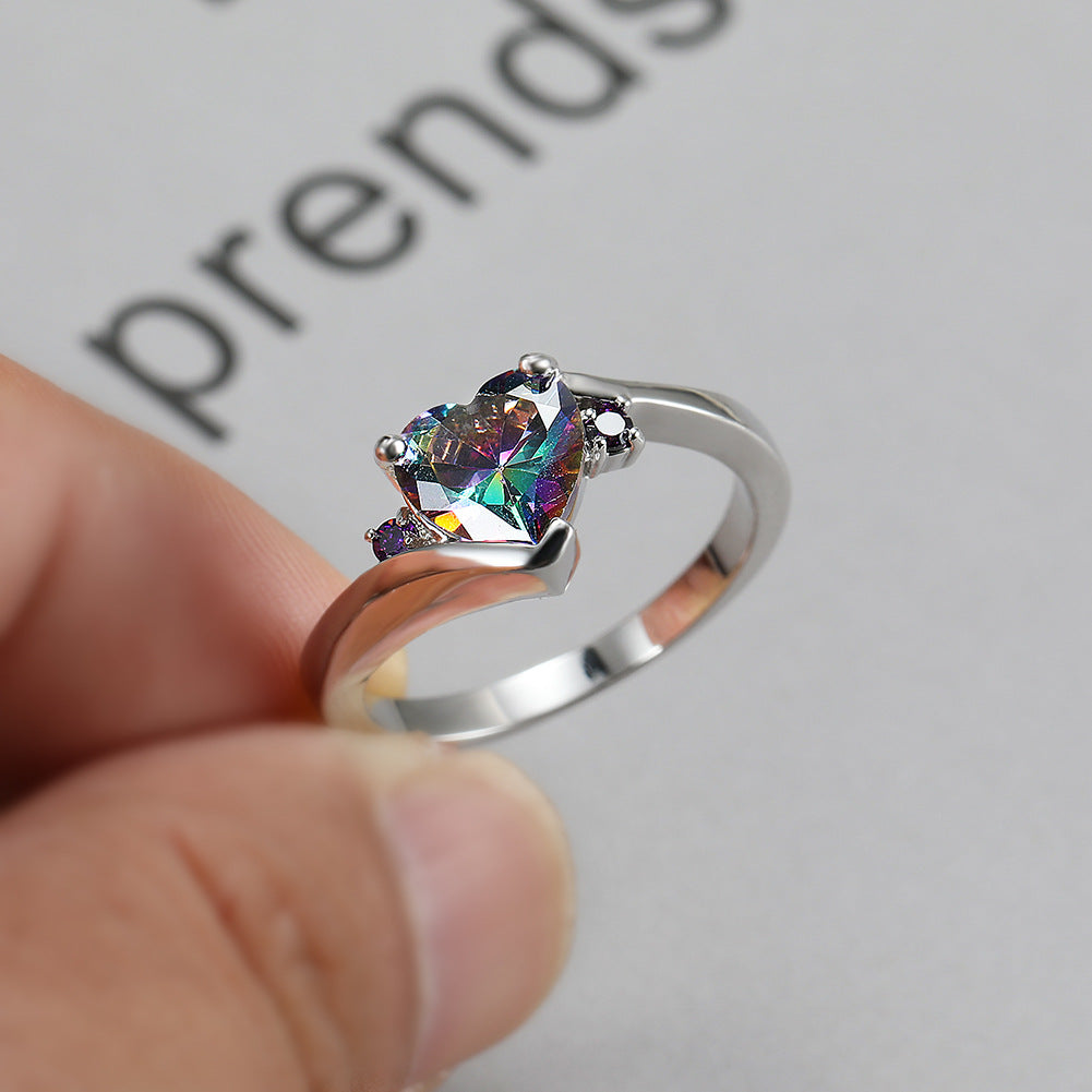 Damen Ring mit funkelndem Herzdesign und farbenfrohen Kristallen Shop Nory