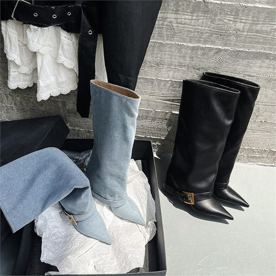 Damen Schafthohe Slouch‑Stiefel mit spitzer Zehenform, schmalem Absatz und Zierschnallenmanschette Shop Nory