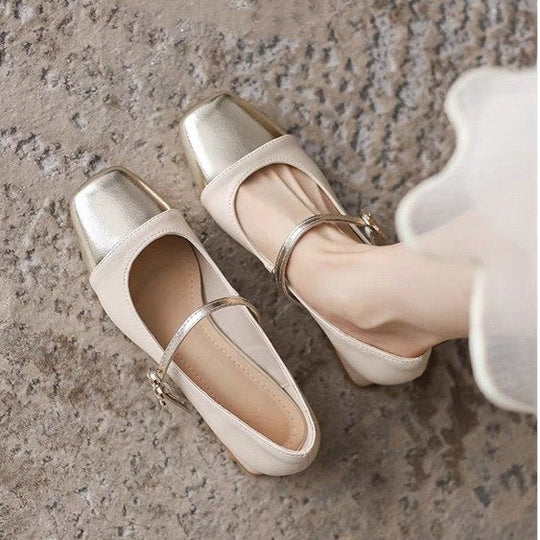 Damen elegante Ballerinas mit geschwungenem Riemen und glänzender Zehenkappe