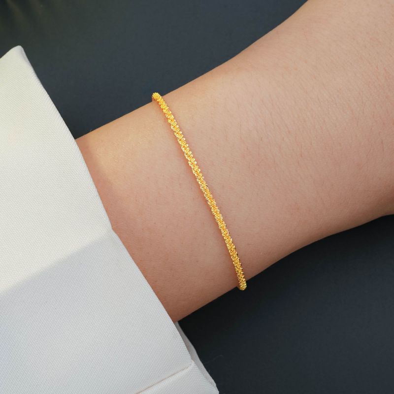Damen Armband-Set mit eleganten filigranen Ketten und funkelnden Akzenten Shop Nory