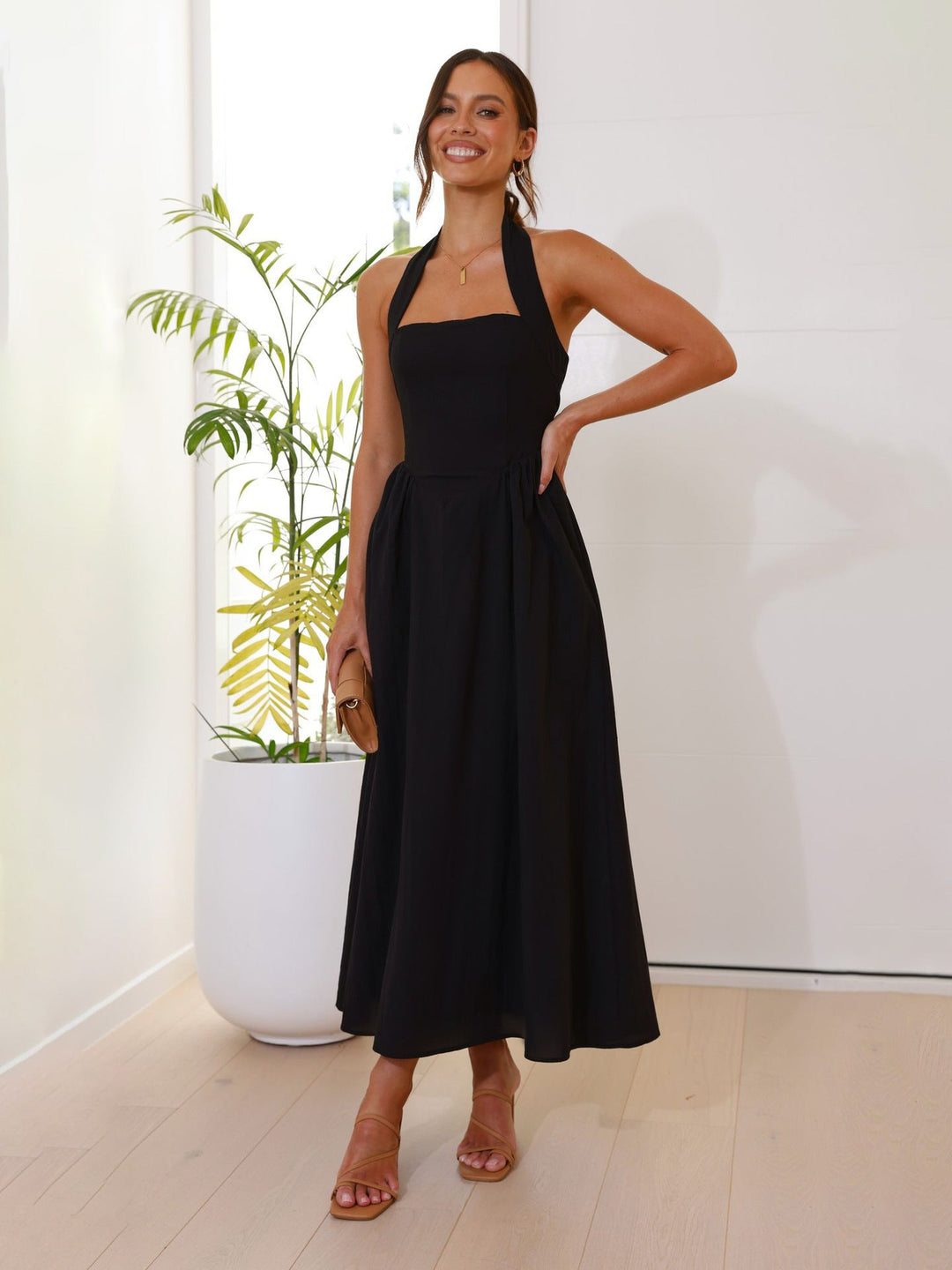 Damen Maxikleid mit modernen Trägern und fließendem Schnitt