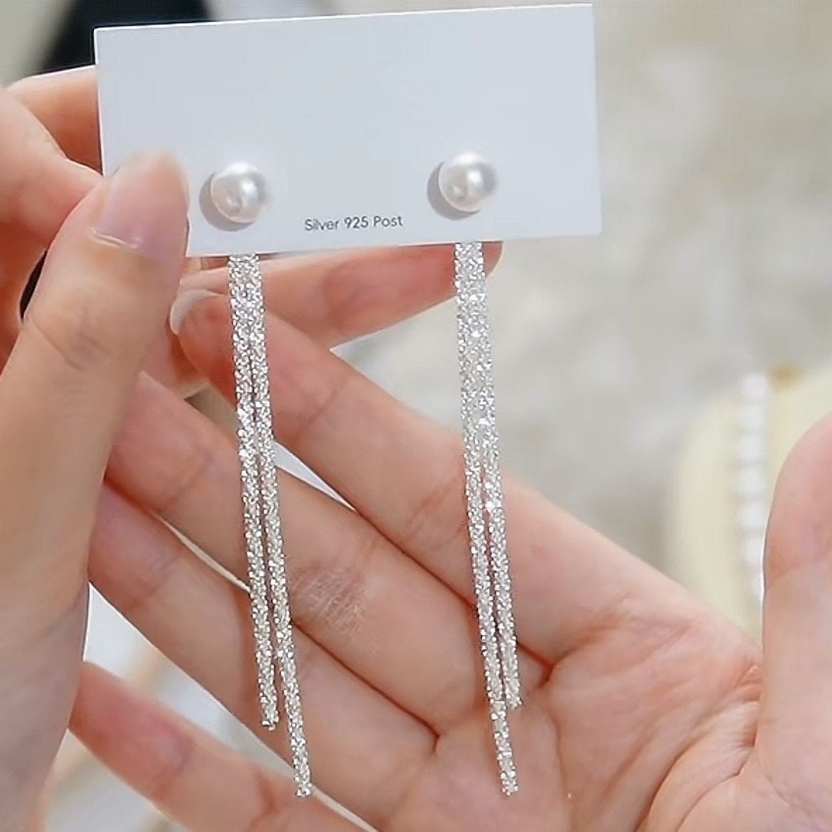 Damen Ohrstecker mit eleganten Perlen und funkelnden Fransen Shop Nory