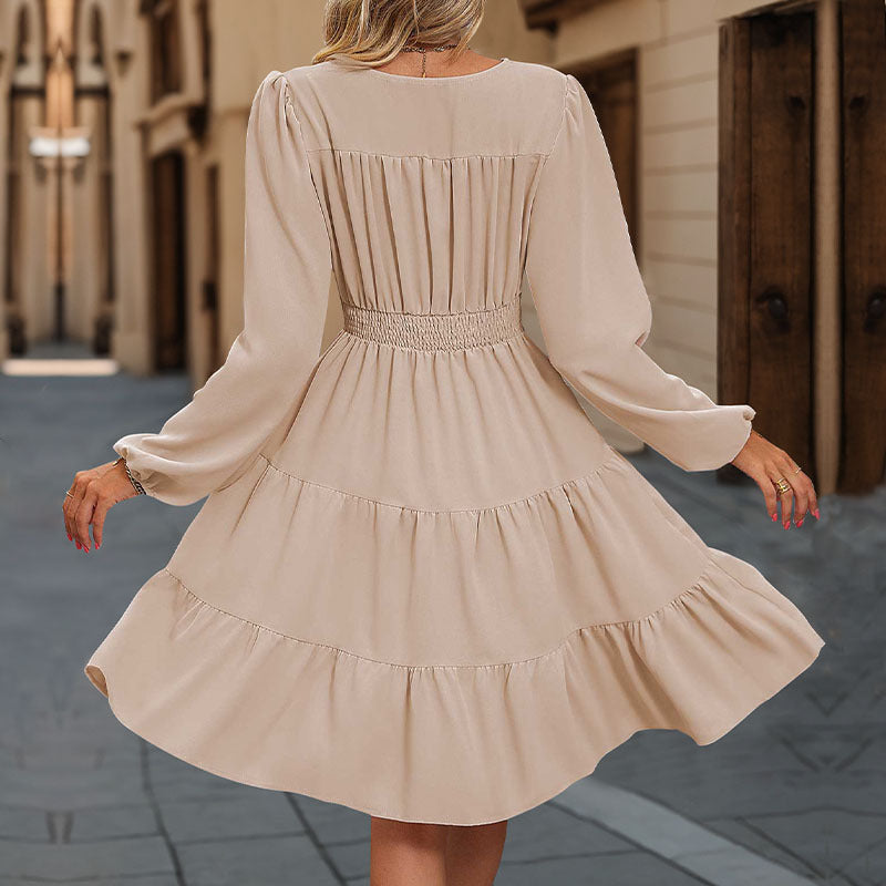 Damen Midi-Kleid aus fließendem Viskosemix mit Stufenrock, V-Ausschnitt und taillierter Raffung Shop Nory
